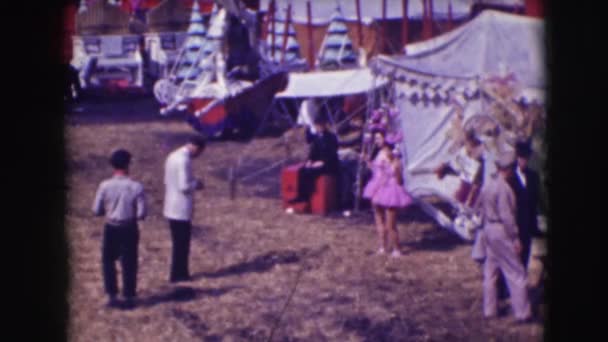 Uitvoerders op het carnaval voor de show — Stockvideo