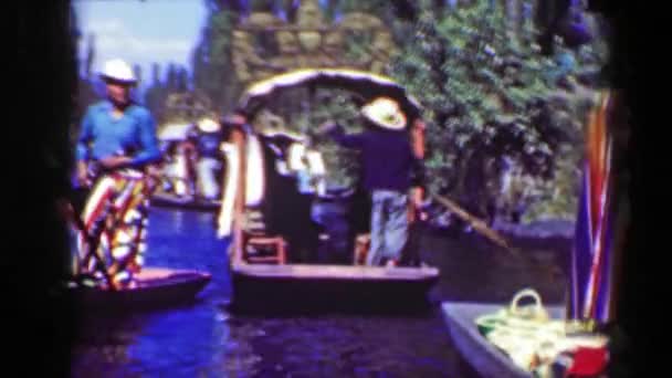 Τους εμπόρους που πωλούν κουβέρτες στις βάρκα ποτάμι — Αρχείο Βίντεο