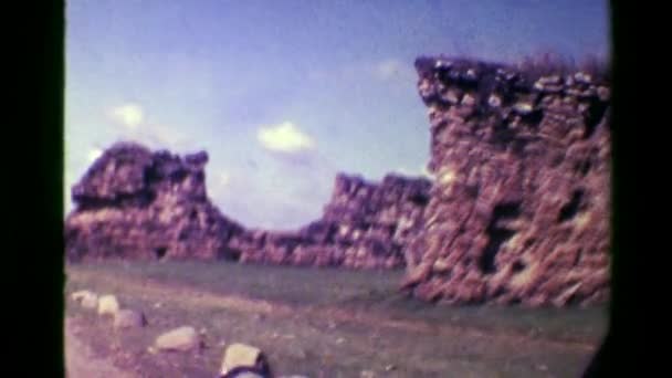 Відвідування цегельних древніх кам'яні руїни — стокове відео