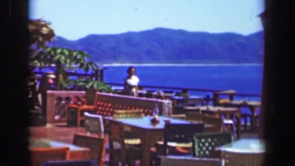 Mujer paseando vista al mar acantilado en restaurante — Vídeos de Stock