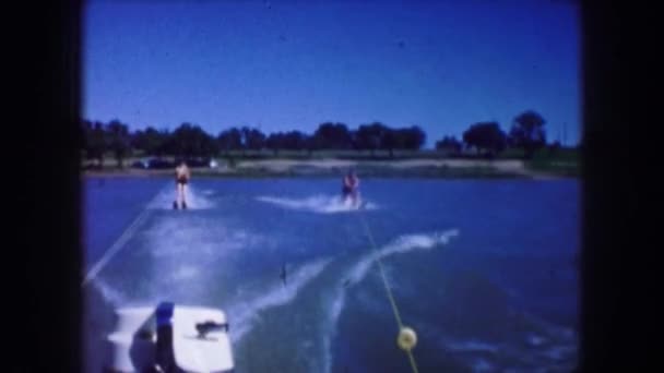 Water skiërs zorgvuldig overschrijding van het kielzog — Stockvideo