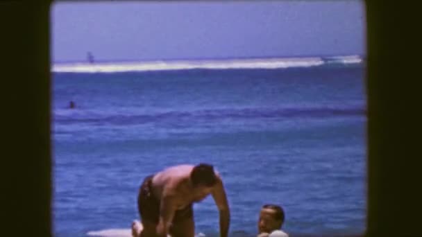 El hombre intenta pararse en la tabla de surf — Vídeo de stock