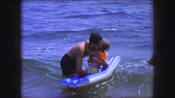 Papá sostiene hijo pequeño en balsa inflable — Vídeo de stock