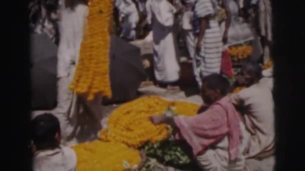 Indianerna göra gula girlander av blommor — Stockvideo