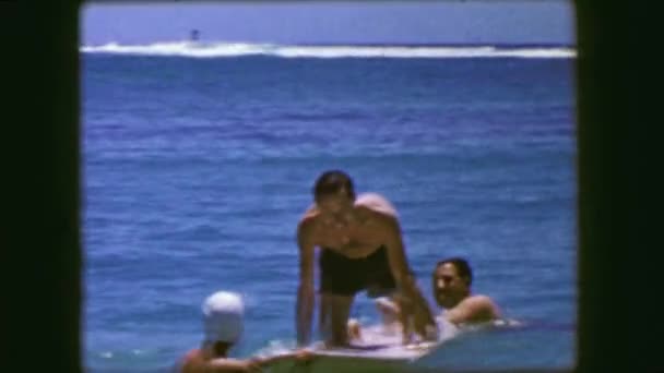 L'uomo prende lezione di surf sulla tavola da surf e salta giù — Video Stock