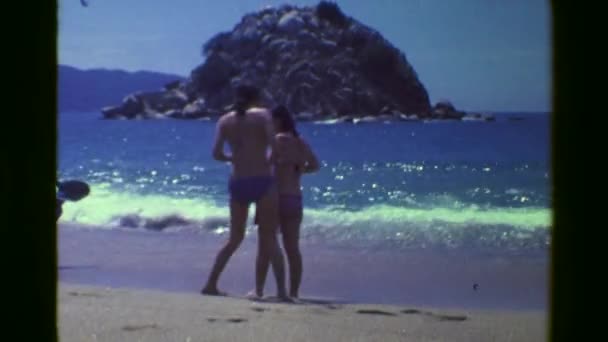欧洲姐妹沙滩上 — 图库视频影像