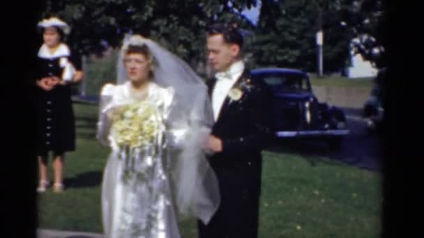 Bruid en bruidegom op trouwdag — Stockvideo