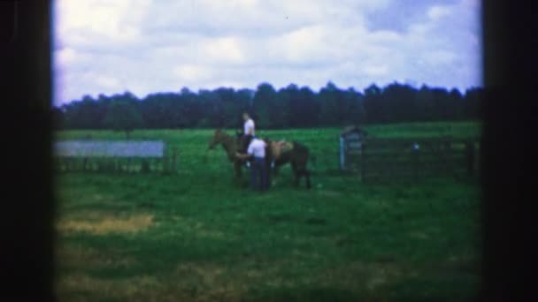 Männer reiten auf ihren Pferden — Stockvideo