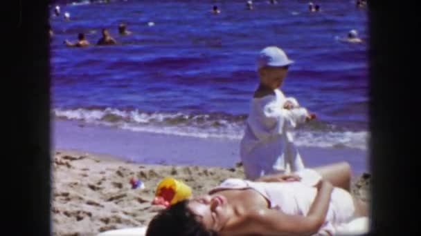 母と息子のビーチを楽しむ — ストック動画