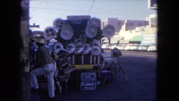 Old mexican hat salesman on the side of the road — Stock Video