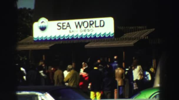 Una gran alineación de personas en Seaworld — Vídeos de Stock