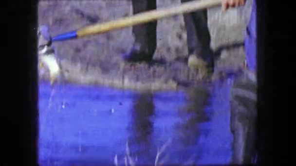 Spearfishing polespear karp fisk — Stockvideo