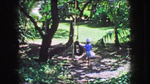 Băiat joacă pe leagăn anvelope frânghie — Videoclip de stoc