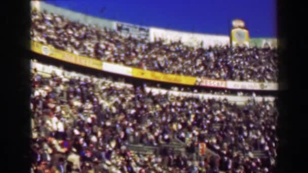 Упакованный спортивный стадион с переполненным — стоковое видео