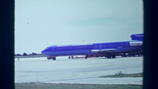 Aereo parcheggiato sulla pista dell'aeroporto — Video Stock