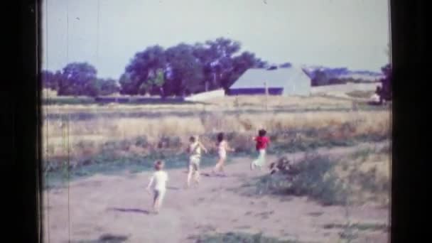 Crianças corrida na estrada de terra — Vídeo de Stock