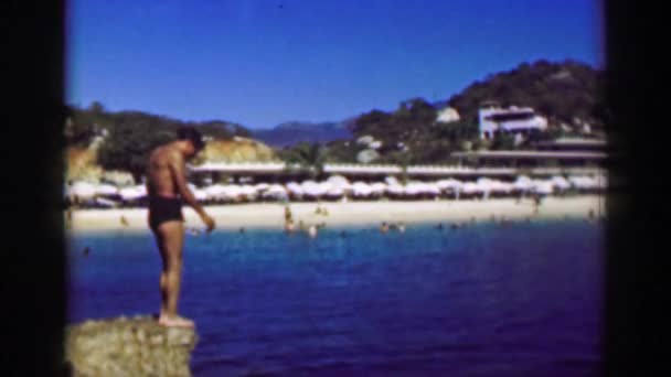 Uomo immersioni in spiaggia nuoto — Video Stock