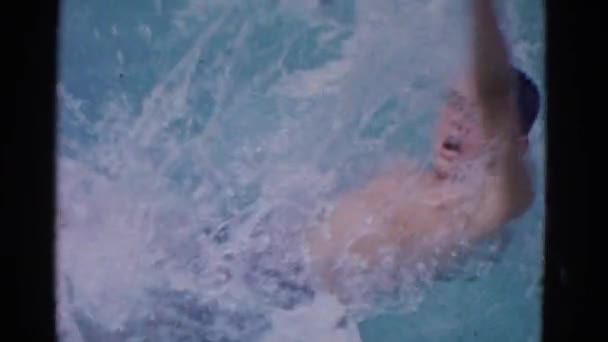 Fiú úszik a víz alatt — Stock videók