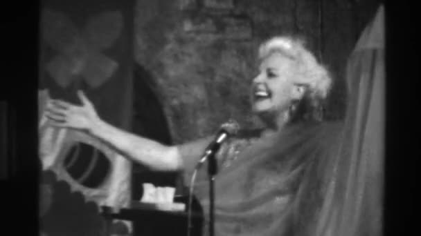 Mujer mayor cantando en concierto de músico — Vídeo de stock