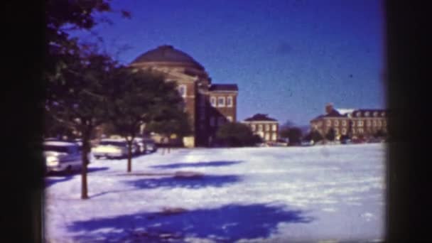 Υπαίθρια σκηνή με χιόνι και κτίρια και μερικά αυτοκίνητα — Αρχείο Βίντεο