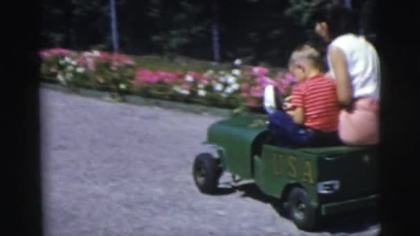 Anne ve oğlu oyuncak araba sürmek — Stok video