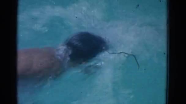 Mężczyzna Pływanie w basenie — Wideo stockowe