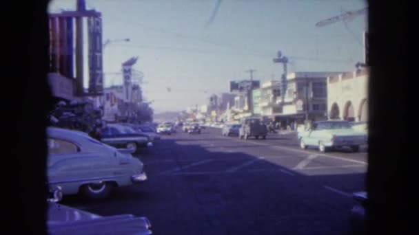 Vintage αυτοκίνητα στο δρόμο της πόλης — Αρχείο Βίντεο