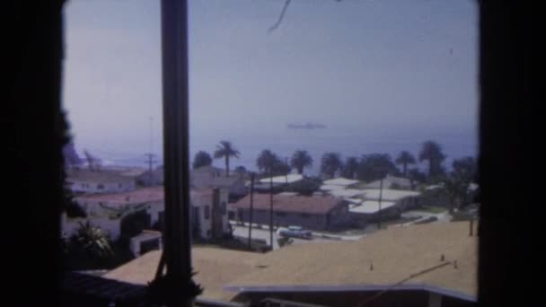 Tittar ut över horisonten som innehåller hus — Stockvideo
