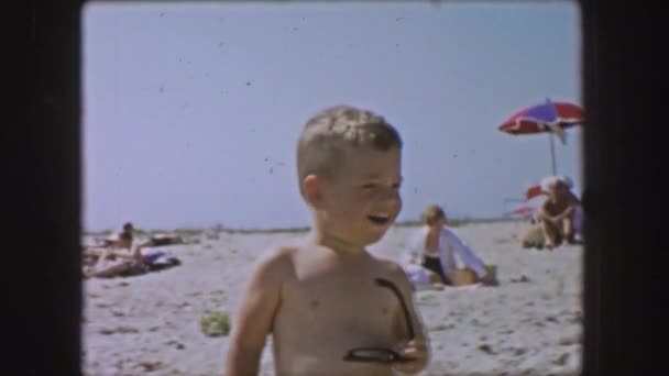 Kind trägt Sonnenbrille am Strand — Stockvideo