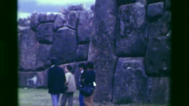Grupo turístico explorar Saksaywaman Inca ruínas — Vídeo de Stock