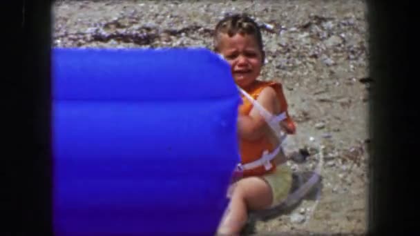 Toddler boy crying at beach — Stockvideo