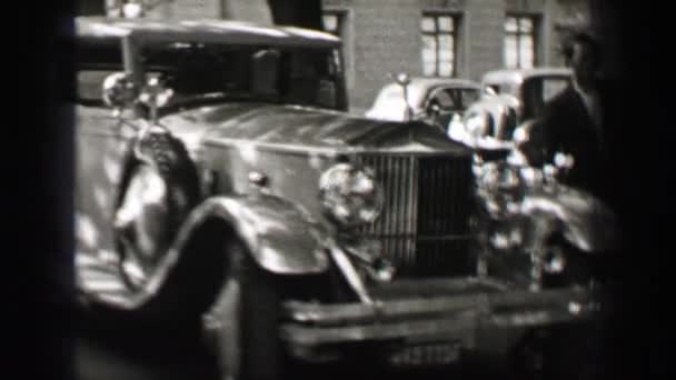 Auto von Männern in elitärer Burgvilla bestaunt — Stockvideo