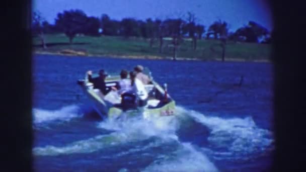 Une famille assise sur un bateau et faisant un tour — Video