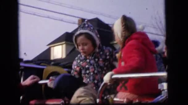 Uma família indo em uma viagem com uma criança pequena — Vídeo de Stock
