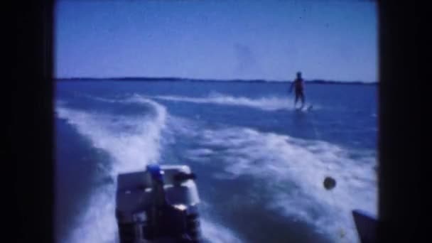 Ski air dengan teman-teman di danau — Stok Video