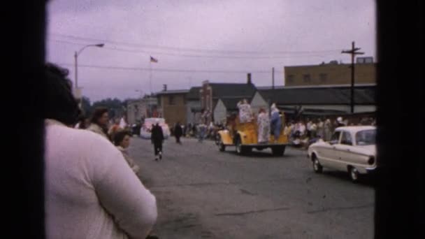 Procesión anual de la ciudad en la calle principal — Vídeo de stock