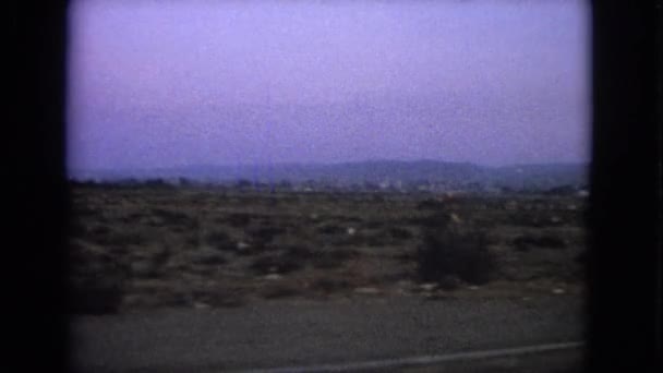 Uma cena de uma vista lateral de uma estrada — Vídeo de Stock