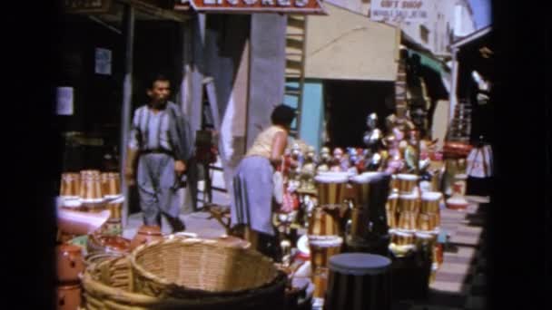 Gente comprando en una tienda de artefactos — Vídeo de stock