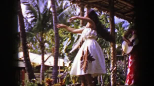 Actuación de bailarina nativa hawaiana de hula — Vídeos de Stock