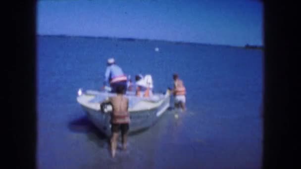 人们在河里划船 — 图库视频影像