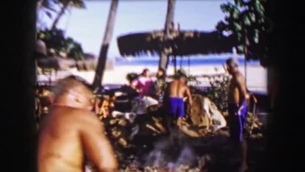 Palme hawaiane alte al resort dell'hotel — Video Stock