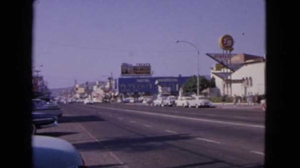 Un'ampia vista sulla strada durante il giorno — Video Stock