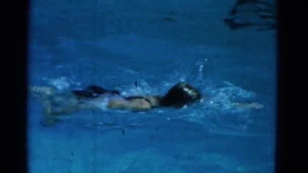 Man vs woman: victory lap in the pool — Stock Video