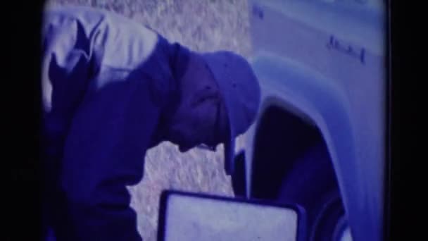 Un hombre es visto al lado de un coche — Vídeos de Stock