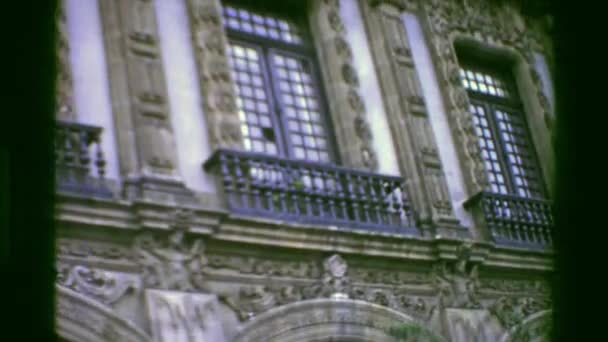 Gebäudeseite mit Fenstern und Balkonen — Stockvideo