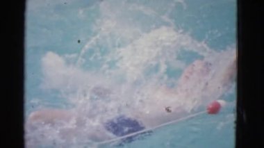 çocuklar bir yüzme havuzunda yüzüyor