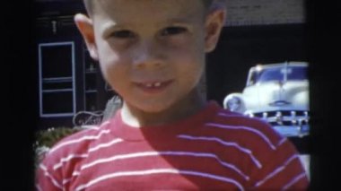 Çocuk çalışır ve doğru kamera gülümsüyor