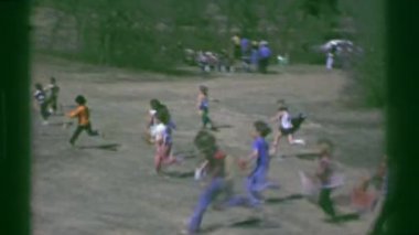 çocuk ve birkaç yetişkin bir çalının tükendi