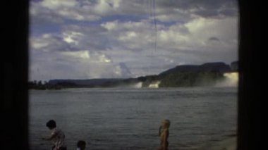 insanlar rahatlatıcı su banka ve tekneler