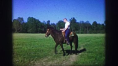 Çayırda izinde horseback binici trots